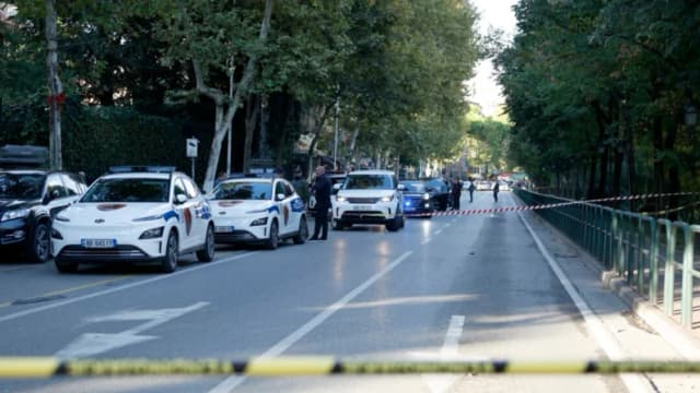 Asesinan a tiros a un juez en tribunal de Albania, detienen al agresor tras su huida
