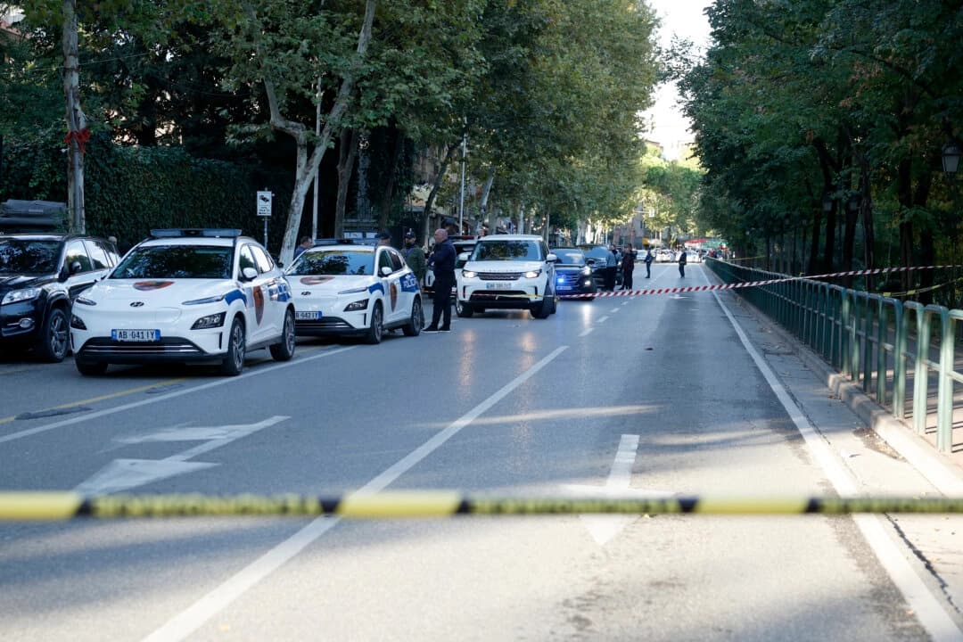 La policía acordonó el perímetro exterior del Tribunal de Apelación de Tirana tras el asesinato a tiros de un juez, en Tirana, Albania, el 6 de octubre de 2025. (Adnan Beci/AFP a través de Getty Images)