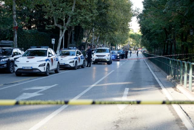 Asesinan a tiros a un juez en tribunal de Albania, detienen al agresor tras su huida