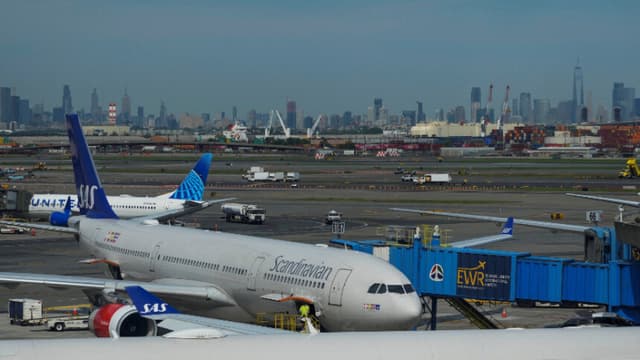 Retrasos en aeropuertos de EE. UU. por falta de personal tras cierre del gobierno