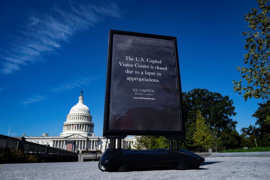 Un cartel que indica que el Centro de Visitantes del Capitolio de los Estados Unidos está cerrado debido al cierre del gobierno en Washington el 1 de octubre de 2025. (Al Drago/Getty Images).