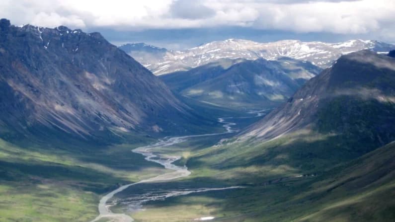Trump firma una orden para aprobar una carretera minera de 211 millas en Alaska