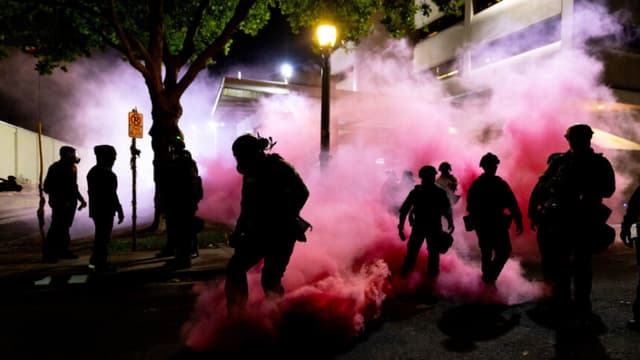 ICE enfrenta protestas continuas en Portland mientras juez bloquea despliegue de la Guardia Nacional