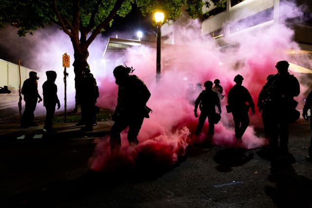 ICE enfrenta protestas continuas en Portland mientras juez bloquea despliegue de la Guardia Nacional