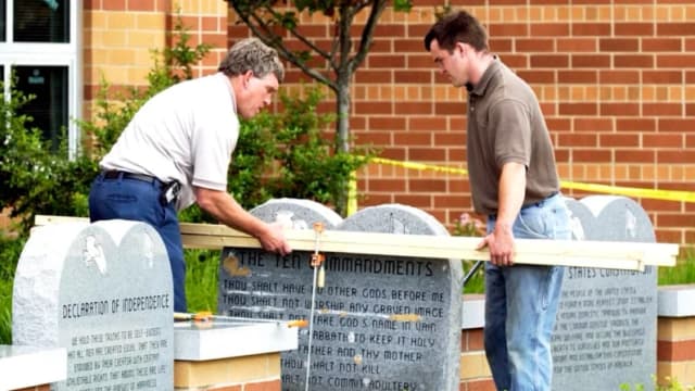 Corte de Apelaciones reconsiderará ley de Luisiana que exige exhibir los 10 Mandamientos en escuelas