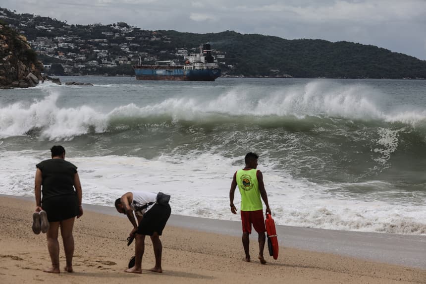 Vista del alto oleaje en playas de Acapulco, estado de Guerrero, México. (Imagen de archivo. EFE/David Guzmán)