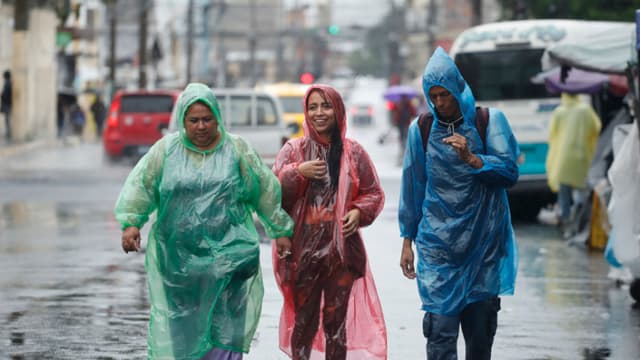 El Salvador sufre inundaciones y árboles caídos por sistema de baja presión