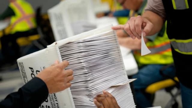 Autoridades de Maine investigan hallazgo de 250 boletas electorales en paquete de Amazon en Maine