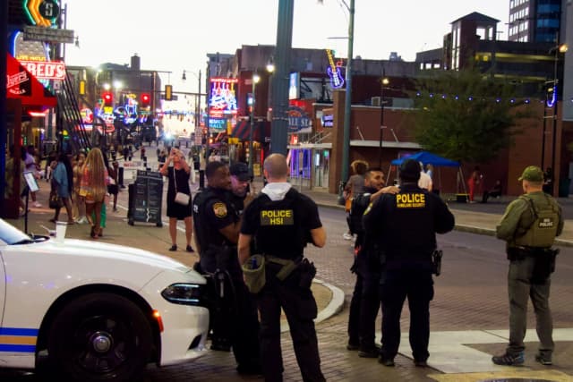 Residentes de Memphis dan la bienvenida a los agentes federales