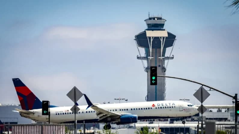 El presidente Johnson considera ley para pagar a controladores aéreos y militares durante el cierre
