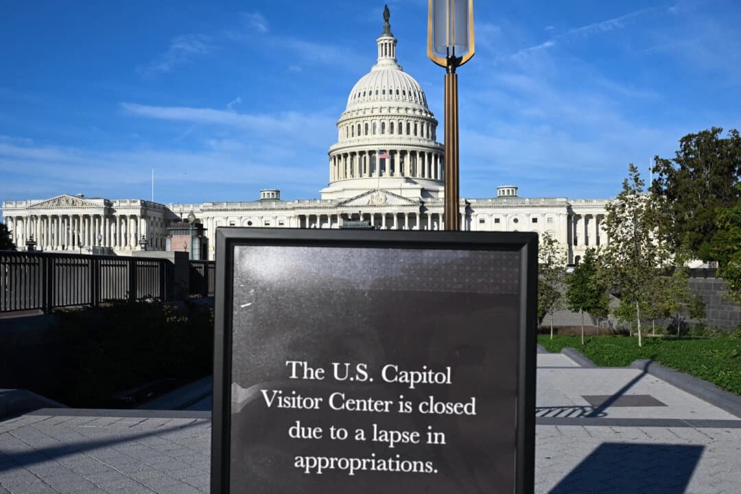 Cartel de cerrado fuera del Centro de Visitantes del Capitolio de los Estados Unidos en Capitol Hill, en el séptimo día del cierre del Gobierno federal, en Washington, el 7 de octubre de 2025. (Andrew Caballero-Reynolds/AFP a través de Getty Images)