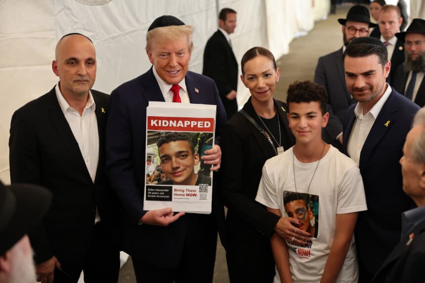 El entonces candidato presidencial republicano y expresidente de los Estados Unidos, Donald Trump, posa para una foto con la familia de Edan Alexander en Ohel Chabad Lubavitch, en la ciudad de Nueva York, el 7 de octubre de 2024. (PMichael M. Santiago/Getty Images).