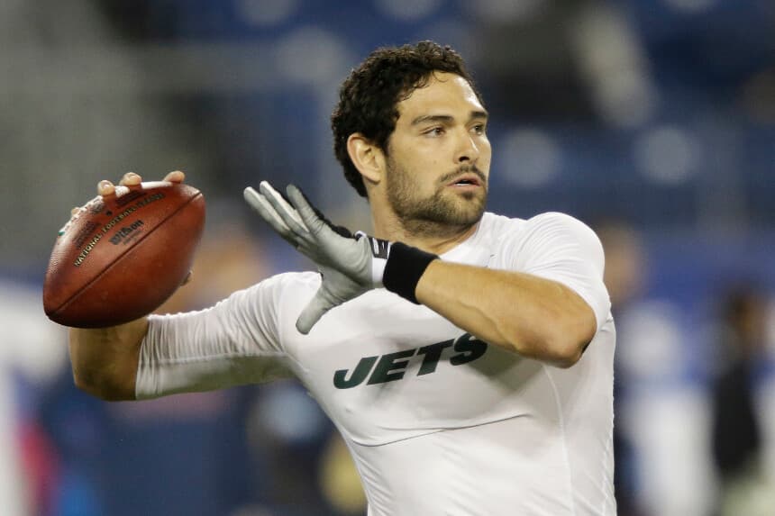 El quarterback de los New York Jets, Mark Sánchez, calienta antes de un partido de fútbol americano de la NFL entre los Jets y los Tennessee Titans el 17 de diciembre de 2012 en Nashville, Tennessee. (Wade Payne/AP Photo).