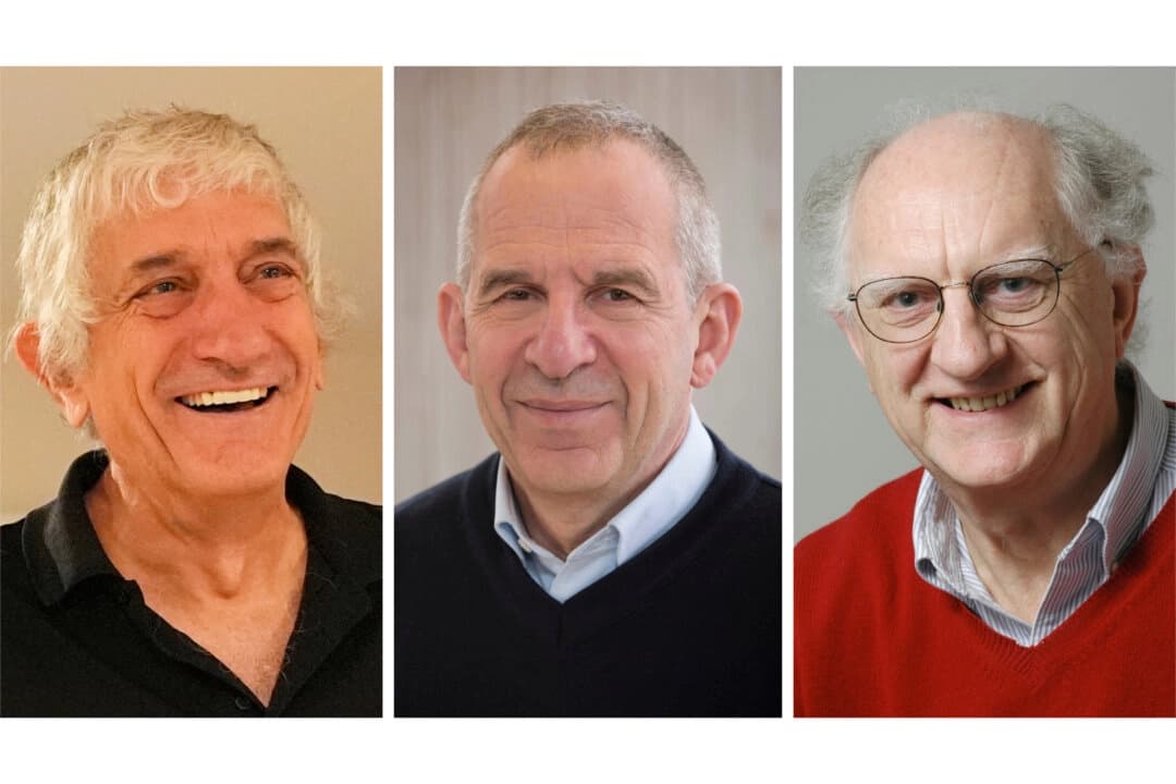 Esta combinación de imágenes muestra a los ganadores del Premio Nobel de Física 2025: John Martinis, Michel H. Devoret y John Clarke. (Foto AP/Mark J. Terrill, Harold Shapiro vía AP, Universidad de California, Berkeley vía AP).