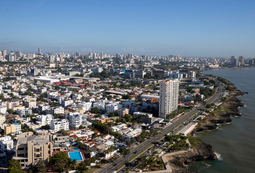 Fotografía de archivo del Distrito Nacional, tomada desde un helicóptero, el 23 de noviembre de 2023, en Santo Domingo, República Dominicana. (EFE/ Orlando Barría)