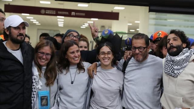 Los seis mexicanos de la Flotilla Global Sumud detenidos por Israel llegan a la Ciudad de México