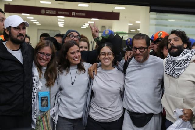 Los seis mexicanos de la Flotilla Global Sumud detenidos por Israel llegan a la Ciudad de México