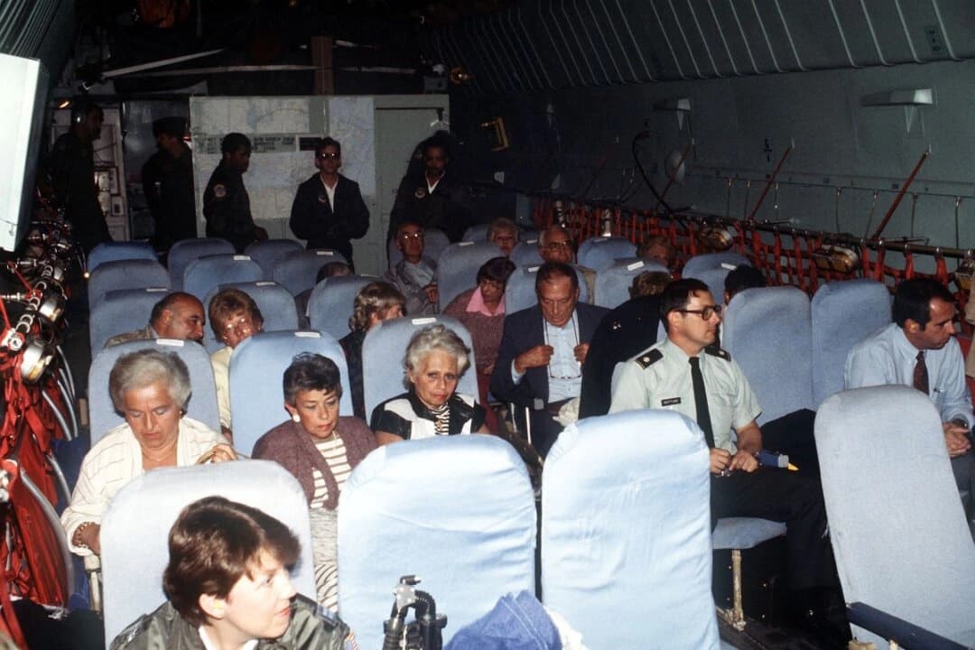 Rehenes liberados del Achille Lauro regresan a Estados Unidos en avión militar. Departamento de Defensa. (Dominio público)