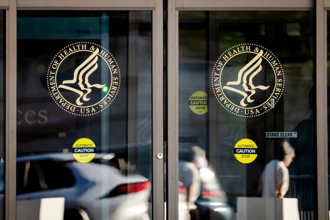 El Depto. de Salud y Servicios Humanos despide a asesor crítico con las vacunas anti-COVID