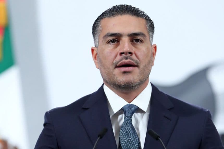 El secretario de Seguridad y Protección Ciudadana, Omar García Harfuch, habla en la rueda de prensa diaria de la presidenta de México, Claudia Sheinbaum, en Palacio Nacional de la Ciudad de México, México, el 7 de octubre de 2025. (EFE/Mario Guzmán)