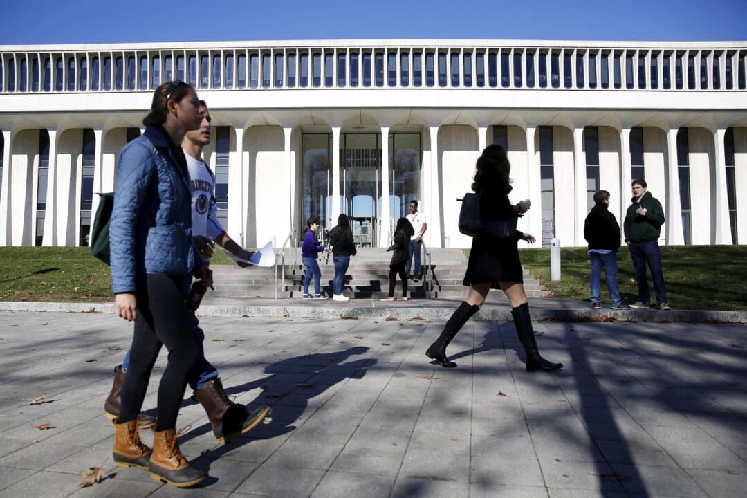 Personas pasando por delante de la Escuela Woodrow Wilson de Asuntos Públicos e Internacionales de la Universidad de Princeton, en Princeton, Nueva Jersey, el 20 de noviembre de 2015. (Dominick Reuter/Reuters)
