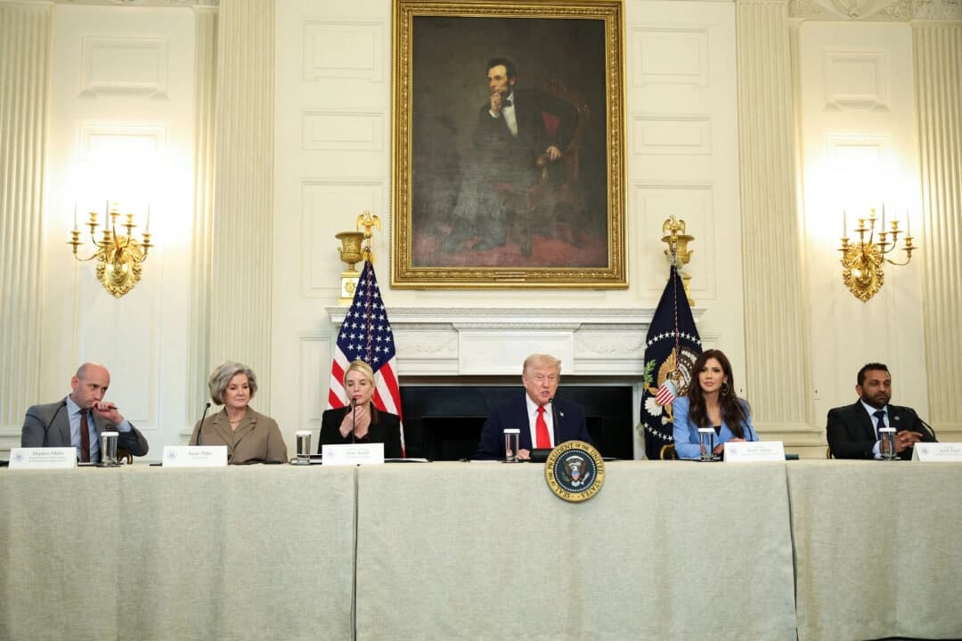 El presidente Donald Trump (C) habla mientras (de izquierda a derecha) el subjefe de gabinete de la Casa Blanca, Stephen Miller; la jefa de gabinete de la Casa Blanca, Susie Wiles; la fiscal general, Pam Bondi; la secretaria de Seguridad Nacional, Kristi Noem, y el director del FBI, Kash Patel, escuchan durante una mesa redonda en el comedor de estado de la Casa Blanca el 8 de octubre de 2025. (Foto de Anna Moneymaker/Getty Images)