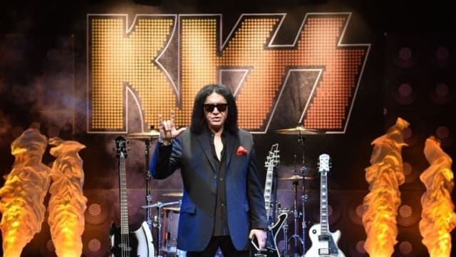 El bajista Gene Simmons, de Kiss, se recupera tras un choque en California