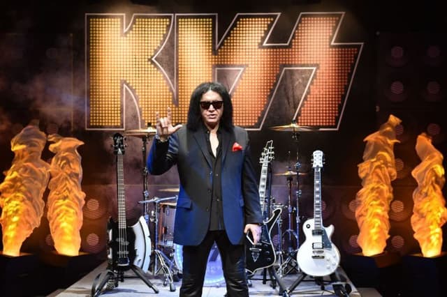 El bajista Gene Simmons, de Kiss, se recupera tras un choque en California