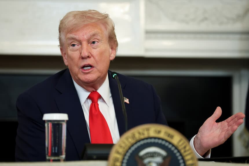 El presidente Donald Trump habla durante una mesa redonda en el comedor de estado de la Casa Blanca el 8 de octubre de 2025. (Anna Moneymaker/Getty Images).