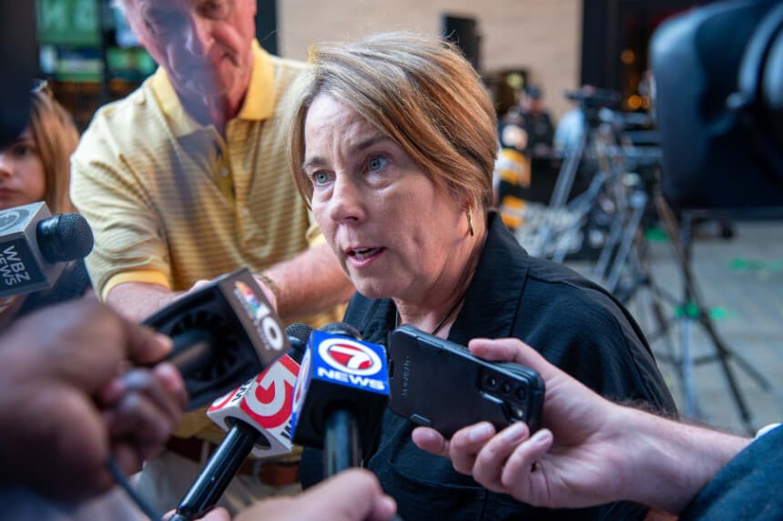 La gobernadora de Massachusetts, Maura Healey, habla con los periodistas frente al TD Garden, sede de los Boston Bruins y los Boston Celtics, durante la celebración del 30.º aniversario de su reapertura, en Boston, el 30 de septiembre de 2025. (Learner Liu/The Epoch Times).