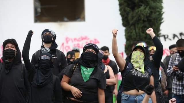 Jóvenes encapuchados toman escuela de la UNAM en CDMX en medio de alarma en la institución educativa