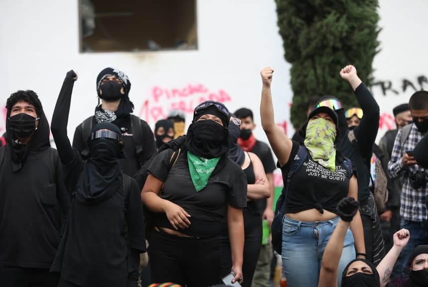 Según los primeros reportes, los encapuchados son estudiantes que bloquearon los accesos a la Preparatoria 8, en protesta por supuestas agresiones en contra de un alumno durante una manifestación en apoyo a Palestina realizada el martes. Imagen de archivo. (EFE/Sáshenka Gutiérrez)