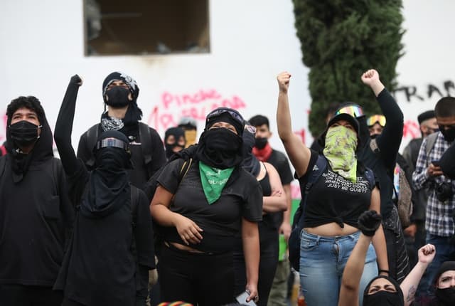 Jóvenes encapuchados toman escuela de la UNAM en CDMX en medio de alarma en la institución educativa