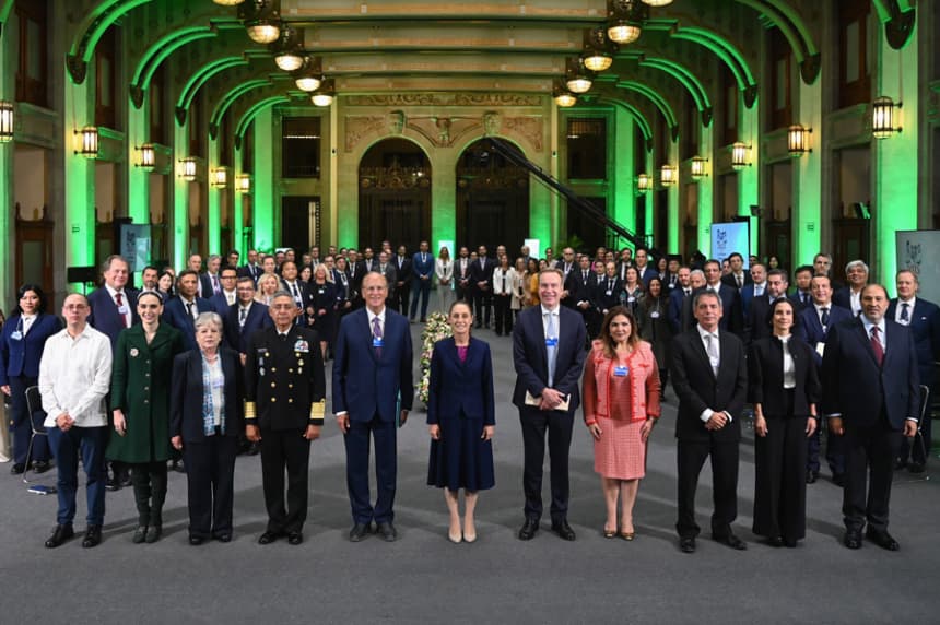 Fotografía cedida por la Presidencia de México de su mandataria, Claudia Sheinbaum (c), posando con integrantes del Foro Económico Mundial este miércoles, en el Palacio Nacional, en Ciudad de México (EFE/ Presidencia de México)