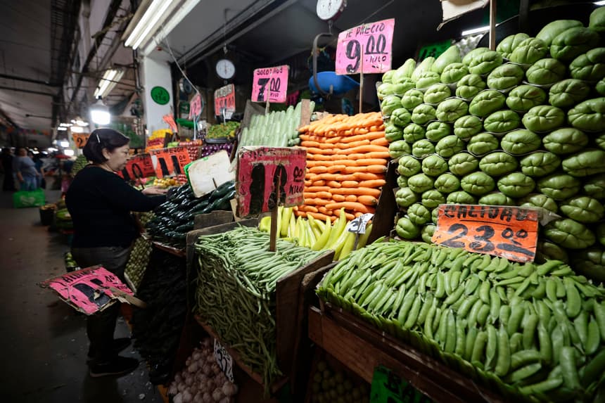 Fotografía de archivo de una mujer comprando productos en la Central de Abasto de la Ciudad de México (EFE/ José Méndez)