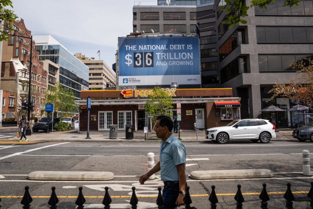 El reloj de la deuda nacional se muestra en Washington el 14 de abril de 2025. (Madalina Vasiliu/The Epoch Times)