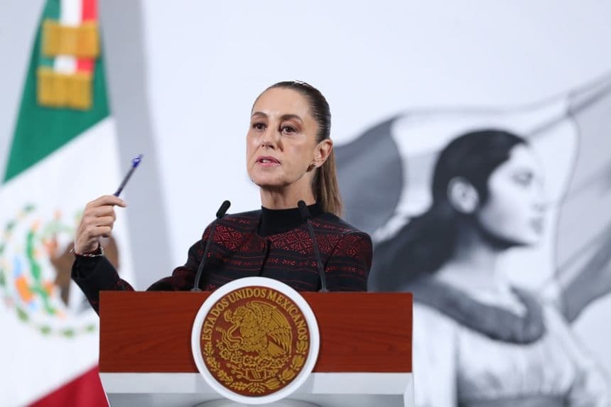 La presidenta de México Claudia Sheinbaum, habla durante una rueda de prensa este jueves en el Palacio Nacional de la Ciudad de México, México. (EFE/Mario Guzmán)