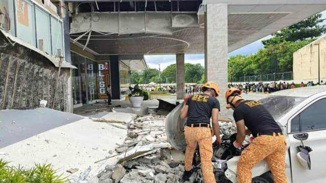 CIUDAD DE BUTUAN, Filipinas.- Una foto facilitada por la Oficina de Protección contra Incendios (BFP) muestra a los bomberos retirando escombros fuera de un centro comercial tras un terremoto en la ciudad de Butuan, región de Caraga, Filipinas, el 10 de octubre de 2025. Según el Instituto Filipino de Vulcanología y Sismología (Phivolcs), el 10 de octubre un terremoto de magnitud 7.6 (EFE/EPA/BFP / HANDOUT)