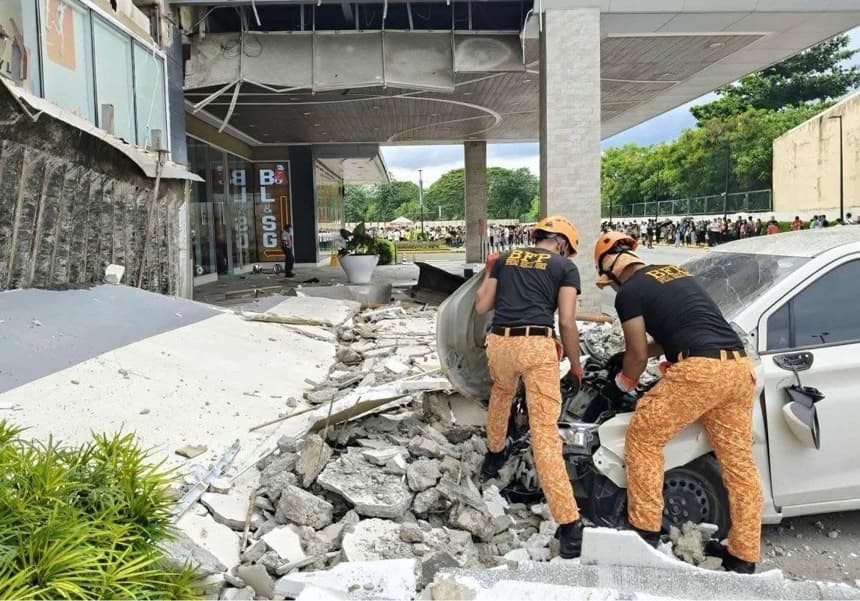 CIUDAD DE BUTUAN, Filipinas.- Una foto facilitada por la Oficina de Protección contra Incendios (BFP) muestra a los bomberos retirando escombros fuera de un centro comercial tras un terremoto en la ciudad de Butuan, región de Caraga, Filipinas, el 10 de octubre de 2025. Según el Instituto Filipino de Vulcanología y Sismología (Phivolcs), el 10 de octubre un terremoto de magnitud 7.6 (EFE/EPA/BFP / HANDOUT)