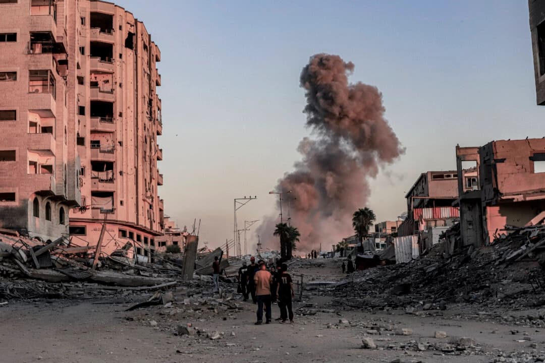 El humo se eleva tras los ataques israelíes contra la zona de la Universidad Islámica en la ciudad de Gaza, Franja de Gaza, el 7 de octubre de 2025. (Abood Abusalama/Middle East Images vía AFP).