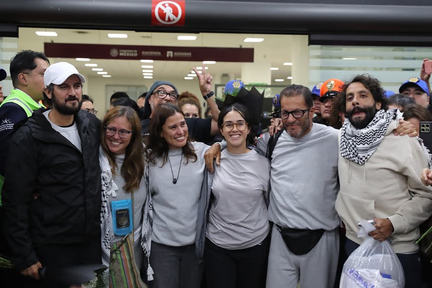 De izquierda a derecha los activistas mexicanos, Carlos Pérez, Laura Alejandra Vélez, Sol González, Arlín Medrano, Ernesto Ledesma y Diego Vázquez posan a su llegada al Aeropuerto Internacional este miércoles, en Ciudad de México. La embajadora de Israel en México, Einat Kranz Neiger, rechazó este jueves las acusaciones de maltrato a los seis mexicanos de la Flotilla Global Sumud que el miércoles fueron repatriados tras varios días retenidos en una prisión israelí. (EFE/ Mario Guzmán)