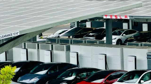 Software de conducción autónoma total de Tesla bajo investigación tras accidentes