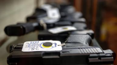 Bandos opuestos encuentran puntos en común para políticas sobre porte de armas en EE. UU.