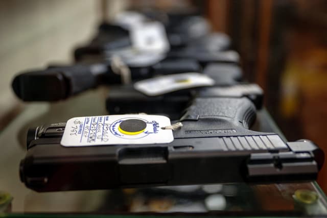 Demandantes están inconformes con el fallo sobre prohibición de venta de armas a menores de 21 años