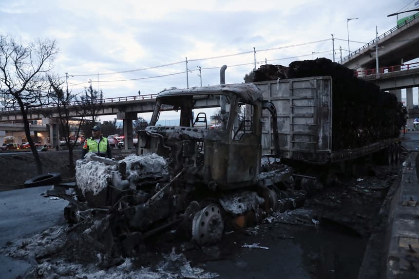 Fotografía de archivo del 10 de septiembre de 2025 de un vehículo calcinado luego del accidente de un camión de gas en la Ciudad de México (EFE/ Mario Guzmán)