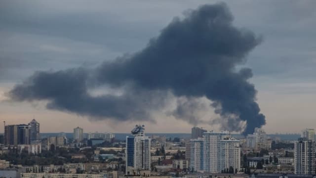 Ataques rusos cortan suministro eléctrico en Kiev y causan al menos 12 heridos