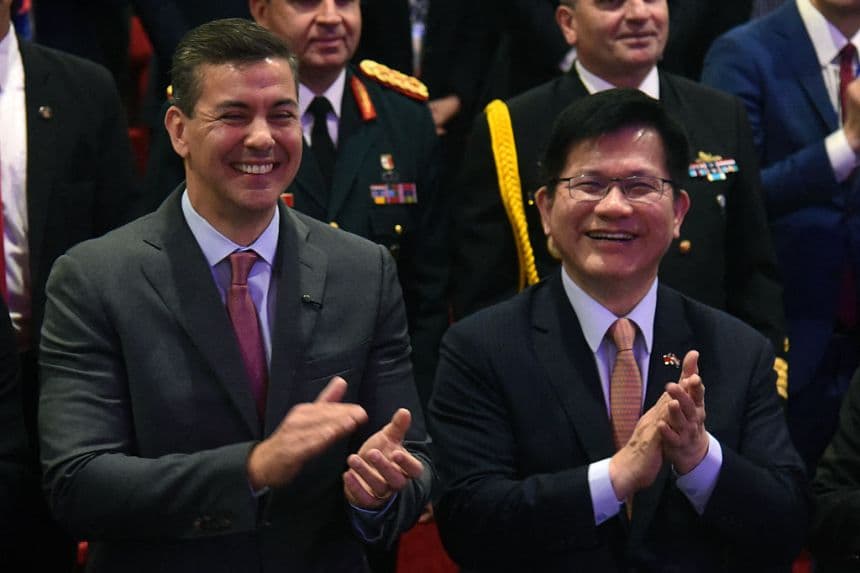 El presidente de Paraguay, Santiago Peña (Izq.), y el ministro de Relaciones Exteriores de Taiwán, Lin Chia-Lung, aplauden durante un foro sobre inversión y oportunidades celebrado en la sede de la Administración Nacional de Navegación y Puertos (ANNP) en Asunción, el 14 de julio de 2025. (DANIEL DUARTE/AFP vía Getty Images)