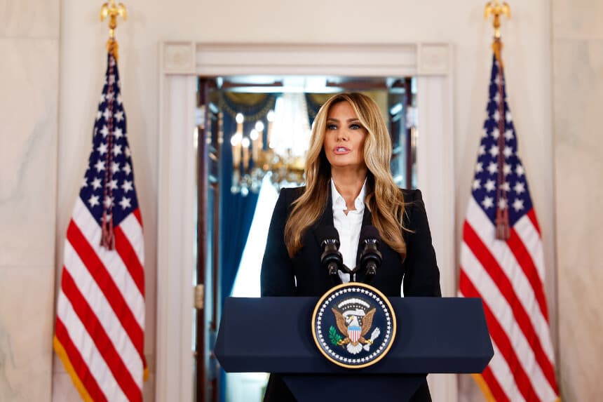 La primera dama Melania Trump pronuncia un comunicado en el Gran Vestíbulo de la Casa Blanca el 10 de octubre de 2025. (Kevin Dietsch/Getty Images).