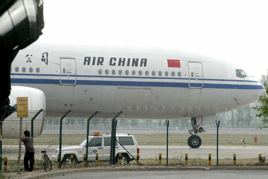 Un Boeing 737-800 de Air China rueda por la pista del aeropuerto internacional de Beijing el 11 de mayo de 2005. (STR/AFP vía Getty Images).