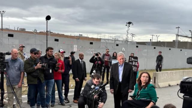 Tres manifestantes arrestados en una instalación del ICE en el área de Chicago
